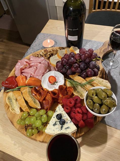 Cheese Board And Wine, Wine Boards Cheese Plates, Wine Platter Ideas, Wine Board, Cheese Night, Wine Presentation, Wine Snacks, Healthy Food Alternatives, Cheese Plates