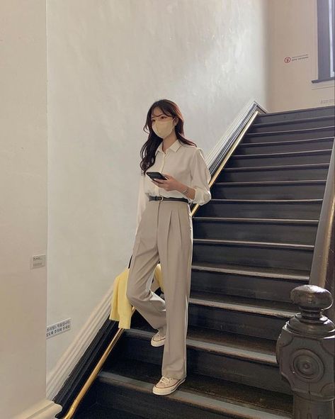 Women Office Outfits, Work Outfits Frauen, Ootd Korean Style, Outfit Korean Style, Smart Casual Work Outfit, Look Office, Minimalist Fashion Women, Korean Casual Outfits, Office Outfits Women