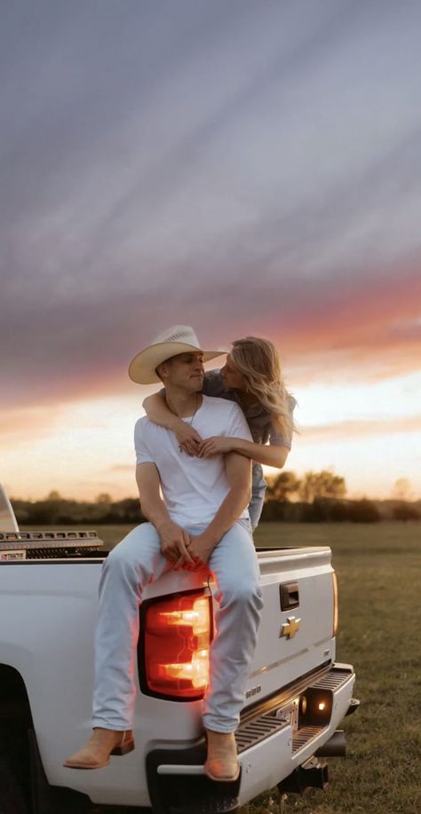 Country Couple Poses, Country Couple Photos, Western Couple Photoshoot, Couples Prom, Couple Senior Pictures, Country Couple Pictures, Cute Senior Pictures, Country Couple, Cute Country Couples