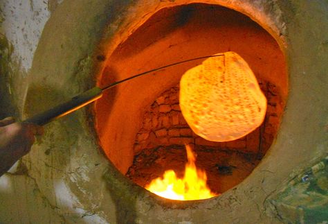 Tanour. Taftoon bread. Persian Bread, Persian Desserts, Iran Food, Iranian Cuisine, Persian Cuisine, Iranian Food, Bread Oven, Persian Culture, Persian Food