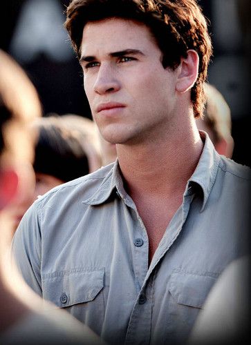 Totally crushing on Liam Hemsworth as Gale in Hunger Games...he's sooo cute Gale Hunger Games, Team Gale, Gale Hawthorne, Hunter Games, Hunger Games Movies, Hunger Games Humor, Donald Sutherland, Hunger Games 3, Hunger Games Series