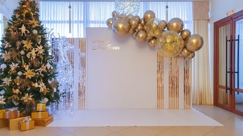 Backdrop Inspiration, Ward Christmas Party, New Year Backdrop, Christmas Service, Christmas Church, Christmas Themes Decorations, White Christmas Decor, Christmas Backdrops, Backdrop Design