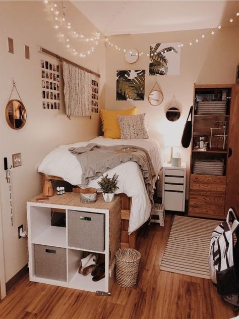 7 Ways To Decorate Your University Flat Cowboy Dorm Room Ideas, Minimalistic Colorful Bedroom, Vintage Dorm Room Aesthetic, Boho Dorm Room Decor Ideas, Dorm Room Ideas Western, Country Dorm Room Ideas, Room Ideas Aesthetic Boho, Boho Dorm Room Ideas Colleges, Simplistic Room