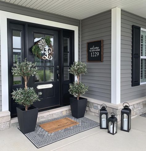 House Front Porch, Black Front Doors, Farmhouse Front Door, Grey Houses, Front Porch Decorating, Home Entrance Decor, Porch Design, Entrance Decor, Nearly Natural