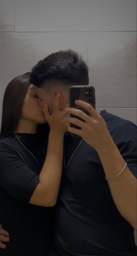 Couple Poses In Front Of Mirror, Mirror Selfie For Couple, Cute Boyfriend Pictures Selfies, Selfie Pose Couple, Couple Mirror Pic Hidden Face, Mirror Selfie Poses Couple, Photo Couple Ideas, Mirror Selfie With Boyfriend, Couple Selfies Aesthetic