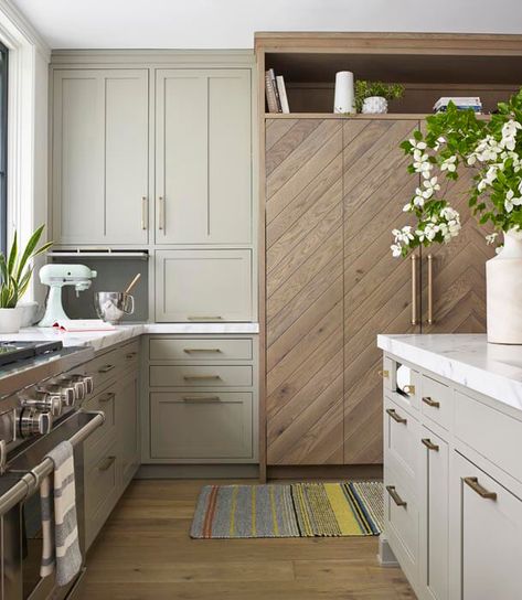 Attention to detail Sarah Robertson, Best Hacks, Kitchen New York, Built In Refrigerator, Integrated Fridge, Kitchen Paint Colors, Transitional Kitchen, Modern Farmhouse Kitchens, Kitchen Paint