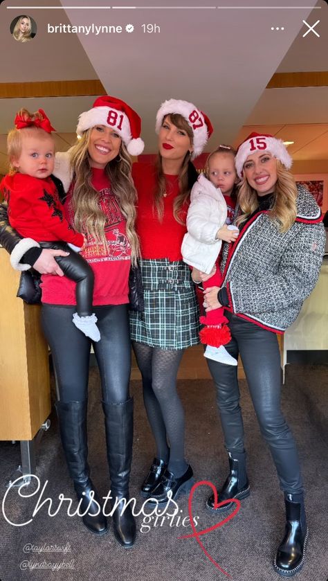 Taylor Swift Comforts Brittany Mahomes as the Kansas City Chiefs Lose Their Christmas Game | Glamour Taylor Swift Christmas, Chiefs Game, Estilo Taylor Swift, Taylor Swift Cute, Taylor Swift Posters, Swift Photo, Taylor Swift Funny, Taylor Swift Outfits, Taylor Swift Videos