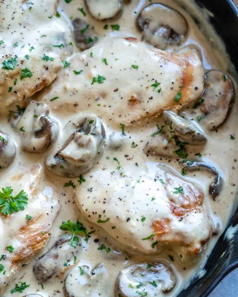 close up mushroom chicken in skillet Mushroom Chicken Recipe, Chicken Recipe Healthy, Chicken Smothered, Mushroom Recipes Healthy, Creamy Mushroom Chicken, Creamy Chicken Recipes, Fitness Meals, Chicken Mushroom Recipes, Chicken Skillet Recipes