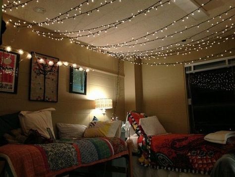 Twinkle Lights Bedroom, String Lights Dorm, Room String Lights, Dorm Room Lights, Christmas Lights In Bedroom, Lights Aesthetic, String Lights In The Bedroom, Hanging Christmas Lights, Fairy Lights Bedroom