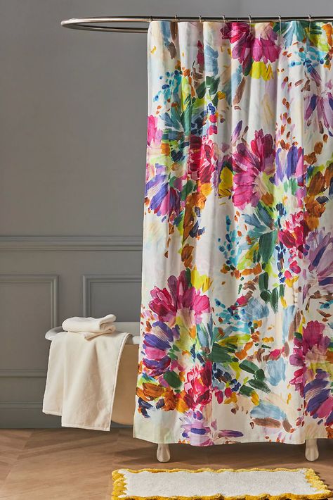 Cloaked with abstract blooms in pigment-popping hues, this organic cotton shower curtain whisks an artful touch to your bathroom interior. Scallop Shower Curtain, Fabric Shower Curtains Bathroom, Colorful Guest Bathroom, Anthropologie Home Decor Inspiration, Bright Bathroom Decor, Teen Shower Curtain, Anthropologie Bathroom, Anthropologie Shower Curtain, Colorful Shower Curtains