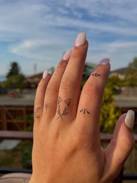 Foliage Finger Tattoo, Finger Tattoo Traditional, Handpoke Finger Tattoo, Dainty Flower Hand Tattoo, Flower On Finger Tattoo, Plant Finger Tattoo, Finger Tattoo Flower, Finger Cover Up Tattoos For Women, Nature Hand Tattoo