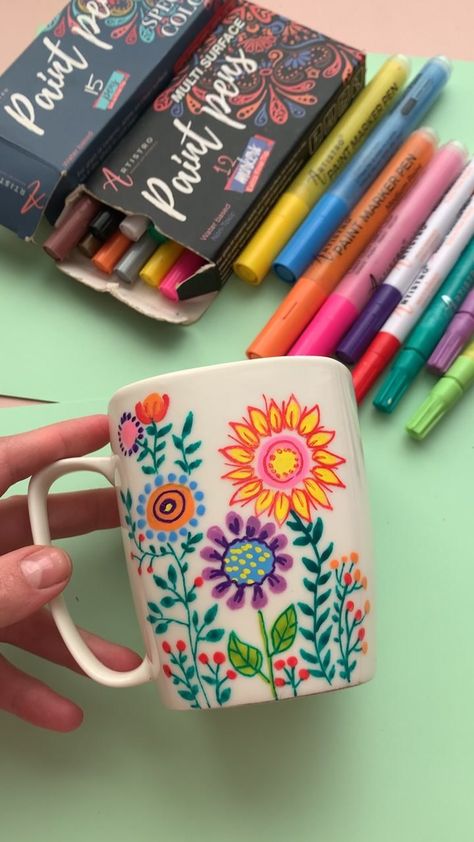 Artistro • Art supplies on Instagram: “«Mug customization» spring flowers” Mug Decorating Ideas Sharpie, Diy Painted Coffee Mugs, Drawing On Mugs, Hand Painted Pottery Mugs, Cup Inspiration, Clay Cafe, Art Markers Drawing, Mug Drawing, Markers Drawing