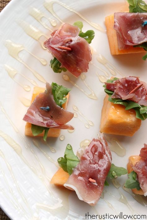 Melon And Proscuitto, Prociutto Appetizers, Prosciutto Bites, Camping Appetizers, Chinese Cocktail, Bruchetta Appetizers, Honey Appetizers, Prosciutto Appetizer, Nightshade Free Recipes