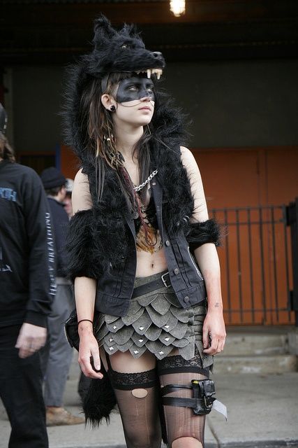 she wolf. love the face in the wolf cap Carnaval Make-up, Wolf Headdress, Wasteland Weekend, Wolf Costume, Post Apocalyptic Fashion, Apocalyptic Fashion, Donnie Darko, Post Apocalypse, Fantasy Costumes