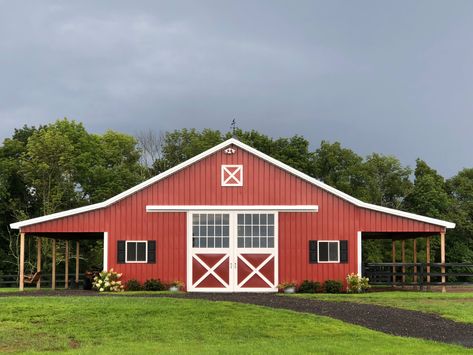 Red Metal Barn, Barndominium Shop, Stable Inspiration, Barn Colors, Livestock Barn, Cattle Barn, Horse Barn Ideas Stables, Barn Plan, Cattle Farm