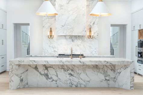 5 Reasons Your Home Needs Large-format Porcelain - D Magazine Countertops And Backsplash, Brown Interiors, Porcelain Kitchen, Porcelain Countertops, Condo Renovation, Renovation Inspiration, Island Countertops, Porcelain Wall Tile, Melbourne House