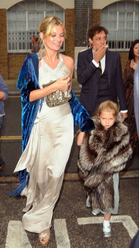 Young Lila Miss attends an event with supermodel mother Kate Moss wearing a fur coat. Kate wears a silver silk dress and blue jacket Kate Moss Wedding, Lila Grace Moss, Moss Fashion, Lila Moss, Kate Moss Style, Sheer Slip Dress, Beatrice Borromeo, Nyc Model, Yoga Mom