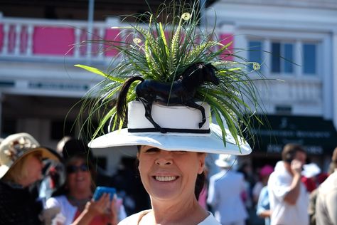 Diy Kentucky Derby Hat, Kentucky Derby Party Hats, Derby Hats Diy Ideas, Derby Hats Diy, Horse Race Hats, Kentucky Derby Fashion, Derby Fashion, Ky Derby, Derby Outfits