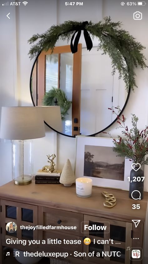 Garland On Circle Mirror, Garland Over Round Mirror, Christmas Decor Ideas Mirror, Circle Mirror Christmas Decor, Round Mirror Christmas Decor, Christmas Mirror Decorations Ideas, Christmas Mirror Decorations, Christmas Foyer, Christmas Mirror