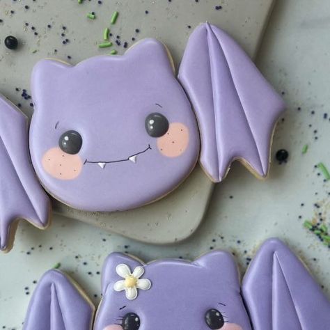 JUDIT REDING on Instagram: "Who else is gonna be decorating this cutie this Halloween??🦇 This Bat Set from our new collection is one of my favorites!! Not only because it is so easy to decorate, but also because of its cuteness!! . ." Bat Decorated Sugar Cookies, Bat Royal Icing Cookies, Halloween Bat Cookies Decorated, Bat Cookies Royal Icing, Bat Cookies Decorated, Bat Sugar Cookies, Halloween Cookies Royal Icing, Halloween Bat Cookies, Halloween Cookie Designs