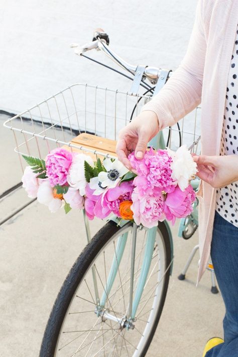 DIY Floral Bike Basket @LovelyIndeed Cruiser Bike Accessories, Bike Parade, Bike Decor, Bike Decorations, Biking Diy, Bicycle Basket, Specialized Bikes, Bike Basket, Bicycle Maintenance