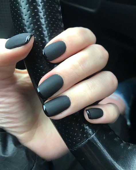 Mat Nails Designs, Beautiful Nails Black, Mate Black Nails, Matte Black Nail Ideas, Black Trendy Nails, Black Gel Nails, Nail Nail Designs, Matte Black Nails, Short Gel Nails