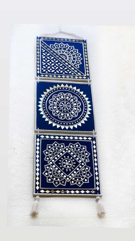 Square Wall Hanging Ideas, Lippan Art Motifs, Blue Lippan Art, Lippan Art Mirror Square Shape, Vana Decoration, Square Shape Lippan Art Design, Lippon Art Designs Square, Square Lippan Art, Lippon Art