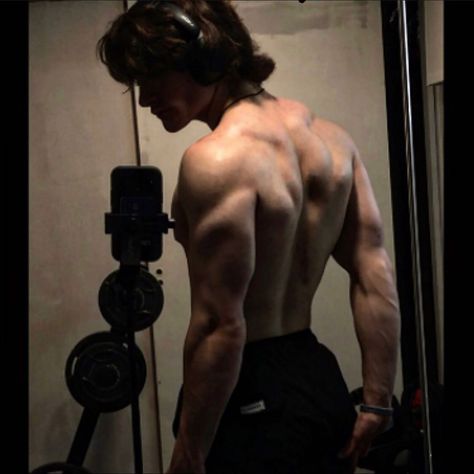 Mens Back Muscles, Muscular Aesthetic Pose, Muscle Back Men, Men’s Back, Men Body Reference Muscle, Back Aesthetic Men, Gym Back Pose, Back Muscles Male Aesthetic, V Taper Physique