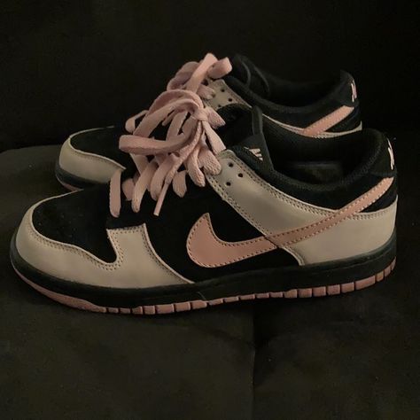 Nike Dunk Low Women, Dunk Low Women, Pretty Sneakers, Shoes For School, Trendy Shoes Sneakers, Dr Shoes, Nike Fashion Shoes, Preppy Shoes, Pretty Shoes Sneakers