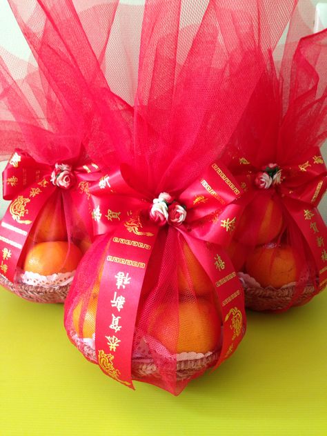 Chinese New Year mandarin basket Chinese New Year Gifts Ideas Baskets, Lunar New Year Gift Basket, Chinese New Year Gifts Ideas, Lunar New Year Gifts Ideas, Chinese New Year Hampers Ideas, Chinese Hampers, Fruit Parcel, Chinese New Year Hampers, Chinese Theme Parties