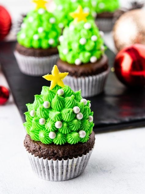 Filled Cupcakes Easy, Christmas Tree Cupcake Cake, Cupcake Christmas Tree, Strawberry Filled Cupcakes, Easy Christmas Cupcakes, Tree Cupcakes, Cupcake Christmas, Cupcake Tree, Christmas Cupcakes Decoration