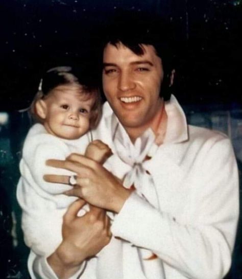 Elvis and Lisa Marie... - Elvis Presley Fan Club Luxembourg Elvis And Lisa Marie, Elvis And Lisa, Elvis Presley Memories, Elvis Presley Graceland, Elvis Presley Family, Father Son Relationship, King Elvis Presley, Elvis Presley Pictures, Elvis And Priscilla