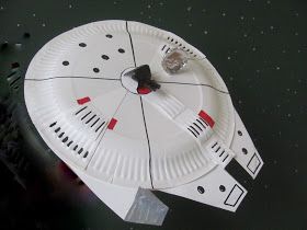 Jumble Tree: Millennium Falcon - Star Wars Craft Star Wars Craft, Star Wars Activities, Star Wars Classroom, Pencil Crafts, Star Wars Crafts, Star Wars Diy, Star Wars Birthday Party, Egg Carton Crafts, Star Tree