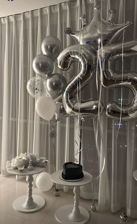 Birthday Decoration Ideas Blue, Ideas Cumpleaños Mujer, 25th Birthday Decorations For Her, 25th Birthday Aesthetic, 25th Birthday Ideas For Her Party, Minimal Birthday Decor, 25th Birthday Decor, Silver Disco Party, 29th Birthday Decorations