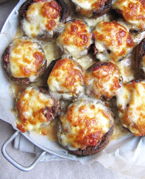 Pizza Stuffed Mushrooms If you are a pizza lover, here's a great way to incorporate the same aromas into perfect little bites. Pizza Stuffed Mushrooms, Pizza Mushrooms, Oven Roasted Mushrooms, Mushroom Dish, Elegant Appetizers, Stuffed Mushroom, Quick And Easy Appetizers, Appetizer Bites, Easy Appetizer Recipes