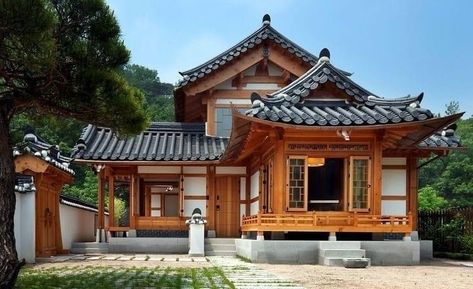 Traditional Japanese House Exterior, Japan House Exterior, Asian Style House, Japanese House Design Traditional, Japanese Home Exterior, Japanese House Exterior, Hanok House, Old Japanese House, Modern Japanese Homes