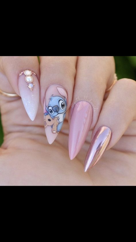 Toddler Short Haircut, Disney Gel Nails, Stitch Nails, Decoration Nails, Disney Acrylic Nails, Teen Nails, Angel Nails, Daisy Nails, Stiletto Nails Designs