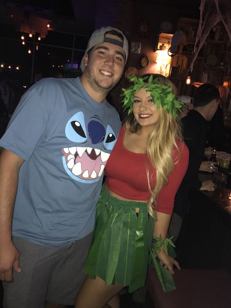 DIY Couples Costume Lilo & Stitch Disney Couple Costumes, Lilo And Stitch Costume, Easy Couple Halloween Costumes, Stitch Costume, Meme Costume, Halloween Costumes Diy Couples, Diy Couples Costumes, Halloween Parejas, Lilo Und Stitch