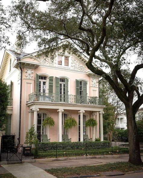 Southern Architecture, Beautiful Home Gardens, New Orleans Homes, Cute House, London Photos, Sims House, Dream House Exterior, Pretty House, Beautiful Architecture