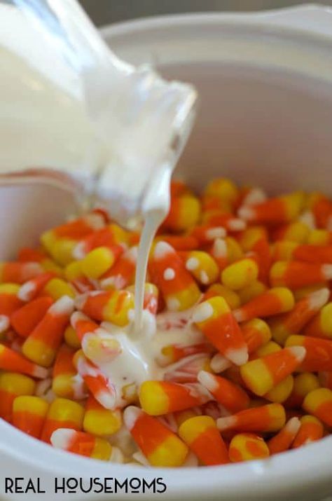 Slow Cooker Candy, Candy Corn Recipe, Fondue Night, Fondue Recipes Cheese, Crockpot Candy, Corn Cheese, Fondue Party, Crock Pot Desserts, Fondue Recipes