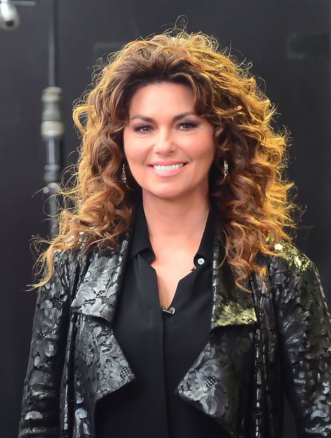 I just reacted to Shania Twain. Check it out! Girl Country Singers, Jewel Singer, Shaina Twain, Country Female Singers, Country Pop, Hot Poses, Shania Twain, Country Women, Country Music Artists