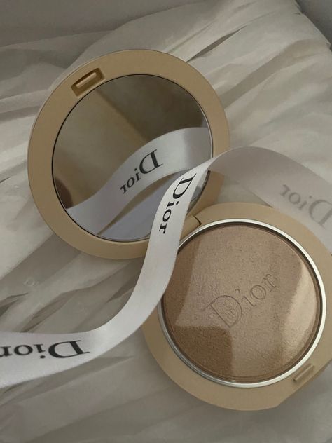 Dior Forever Highlighter, Dior Forever Couture Luminizer, Highlighter Tips, Dior Highlighter, Post Insta, Dior Forever, Ethereal Makeup, Dior Makeup, Dior Beauty