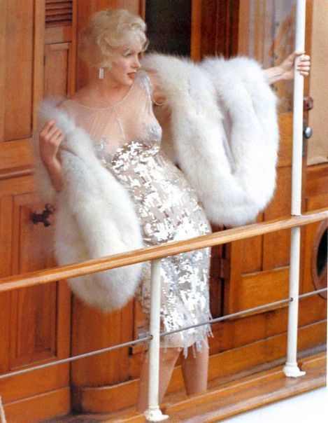 Orry Kelly, White And Silver Dress, Marilyn Monroe Photography, Marilyn Monroe Dress, Marilyn Monroe Fashion, Tony Curtis, Gentlemen Prefer Blondes, Some Like It Hot, Marilyn Monroe Photos