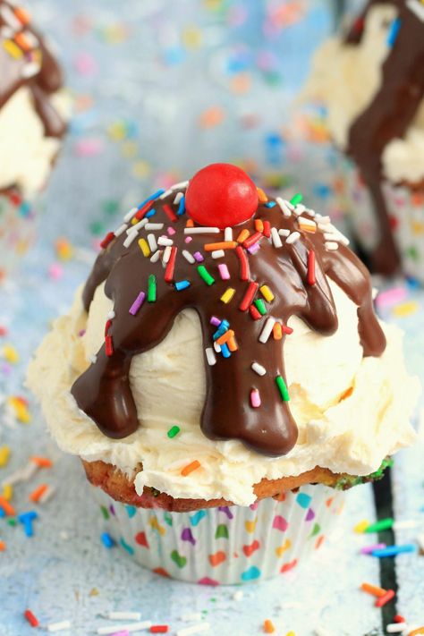 Pretty cupcakes featuring a dense funfetti cupcake and rich vanilla buttercream, decorated to look like an ice cream sundae! Sundae Cupcakes, Ice Cream Sunday, Funfetti Cupcakes, Ice Cream Cupcakes, Easy Cupcake Recipes, Pretty Cupcakes, Frugal Mom, Beautiful Cupcakes, Easy Cupcakes