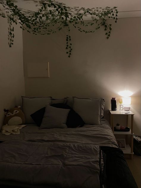 Grey Wall Bedroom Aesthetic, Grey Bedding Aesthetic, Aesthetic Carpet Bedroom, Room Inspo Vines, Grey Wallpaper Room, Grey Room Ideas Bedroom, Room Inspo Cozy, Bedroom Aesthetic Dark, Bedding Aesthetic