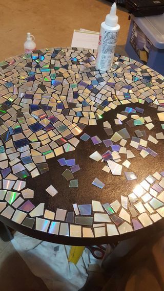 We were going to throw out a bunch of old CD's when I remembered we had this coffee table sitting on the back porch gathering dust... Very happy with the end result! Cd Mosaic, Art Cd, Old Cd Crafts, Recycled Cds, Cd Diy, Old Cd, Old Cds, Cd Crafts, Cd Art