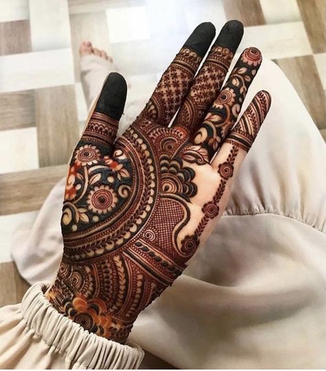 Easy And Simple Mehndi Designs, Front Hand Mehndi Design, Finger Mehndi, Latest Arabic Mehndi Designs, Front Hand Mehndi, Designs Mehndi, Heena Design, Floral Henna Designs, Circle Mehndi