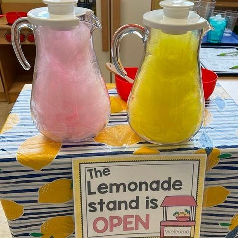 Play to Learn Preschool 〰️ on Instagram: “We LOVE Naomi E's Lemonade Stand Dramatic Play setup!! Just in time for summer!🍋 -- Lemonade Stand Dramatic Play set: Our Bio --> Click on…” Lemonade Stand Preschool Dramatic Play, Food Theme Kindergarten, Daycare Kitchen Ideas Dramatic Play, Breakfast Dramatic Play, Simple Dramatic Play Ideas, Summer Dramatic Play Preschool, Valentines Day Dramatic Play Preschool, Dramatic Play Kitchen Ideas, Diy Dramatic Play Center Preschool