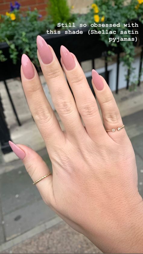 @nikki_makeup on Instagram Acrylic Nails Pale Skin, Nails Pale Skin, Nails For Pale Skin, Nikki Makeup, Instagram Grunge, Nails Grunge, Grunge Nails, Nail Candy, Almond Acrylic Nails