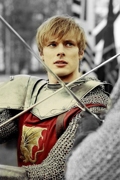 Bradley James as Arthur Pendragon #Merlin Merlin Characters, Rei Arthur, Prince Arthur, Miss Fisher, Merlin Colin Morgan, Roi Arthur, Merlin Fandom, Arthurian Legend, Merlin And Arthur